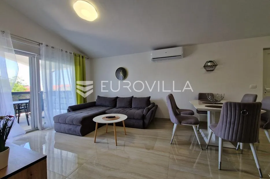 vir, elegantan trosoban apartman u centru vira, 600 m od plaže - slika 6