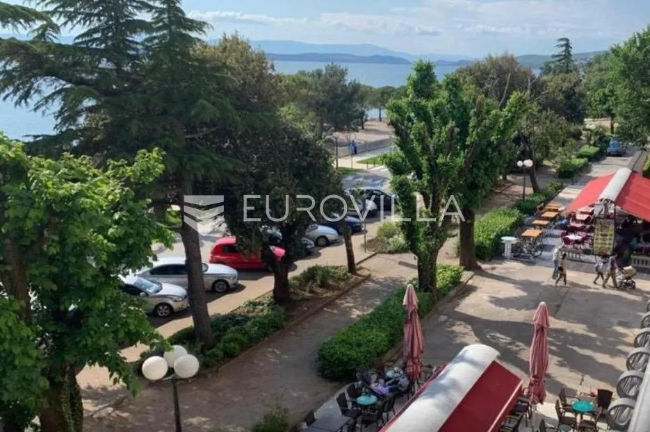crikvenica, troetažna kuća na šetnici s dva odvojena ulaza, prvi red do mora - slika 15
