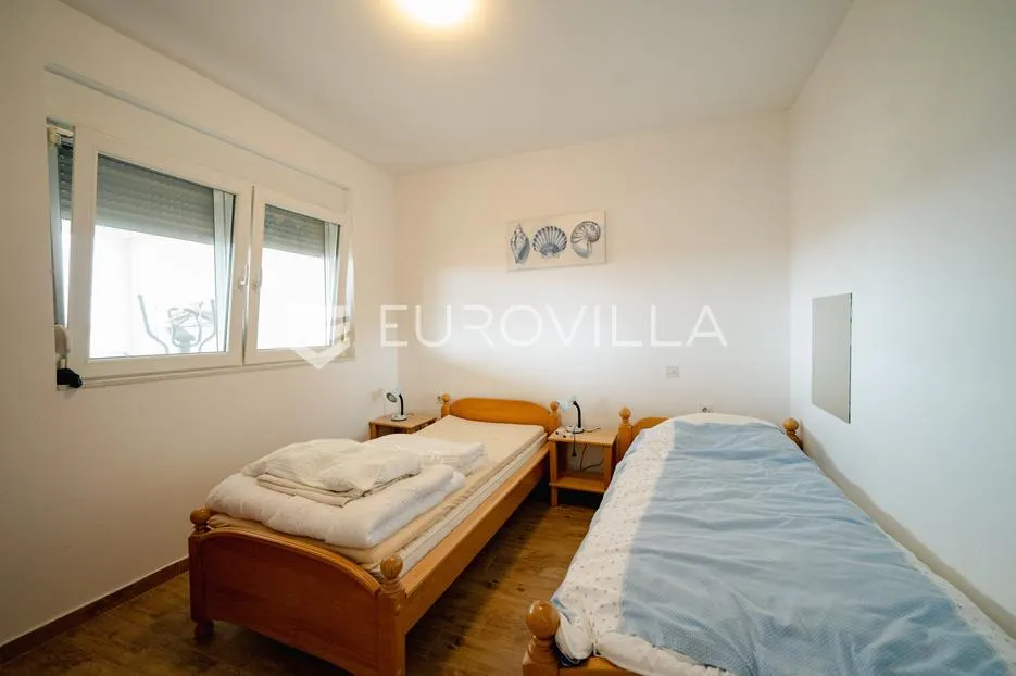 zadar, bibinje, kuća u centru s tri odvojena stana i pogledom na more - slika 22