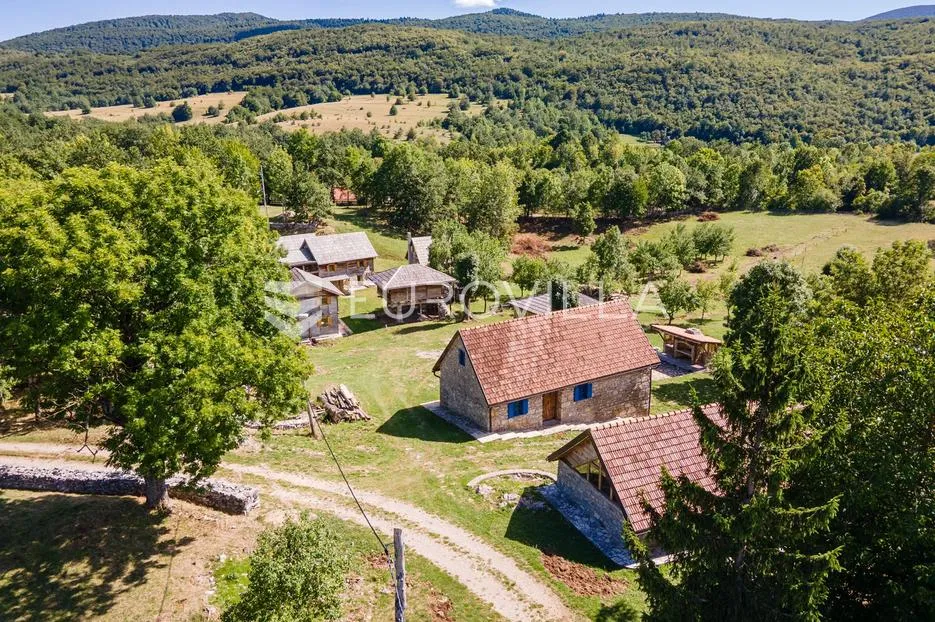 lika, plitvička jezera, ograđeno imanje 40.000 m² s 11 kuća, izuzetna rijetka investicija - slika 22