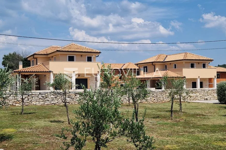 istra, svetvinčenat, cukrići – vila s bazenom za dugoročni najam - slika 13