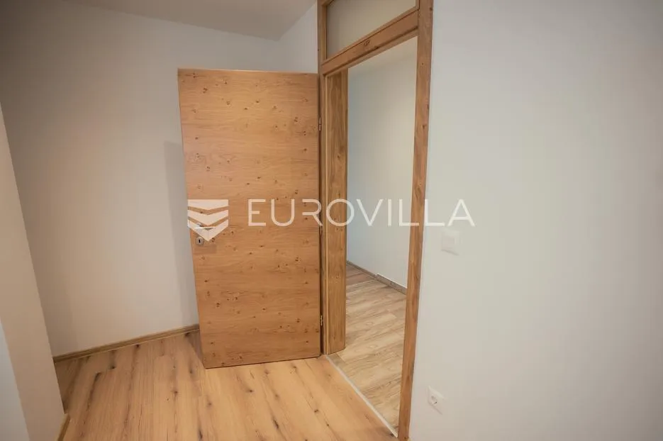 vukovar, centar, novouređen poslovni prostor 106 m², odlična lokacija - slika 13