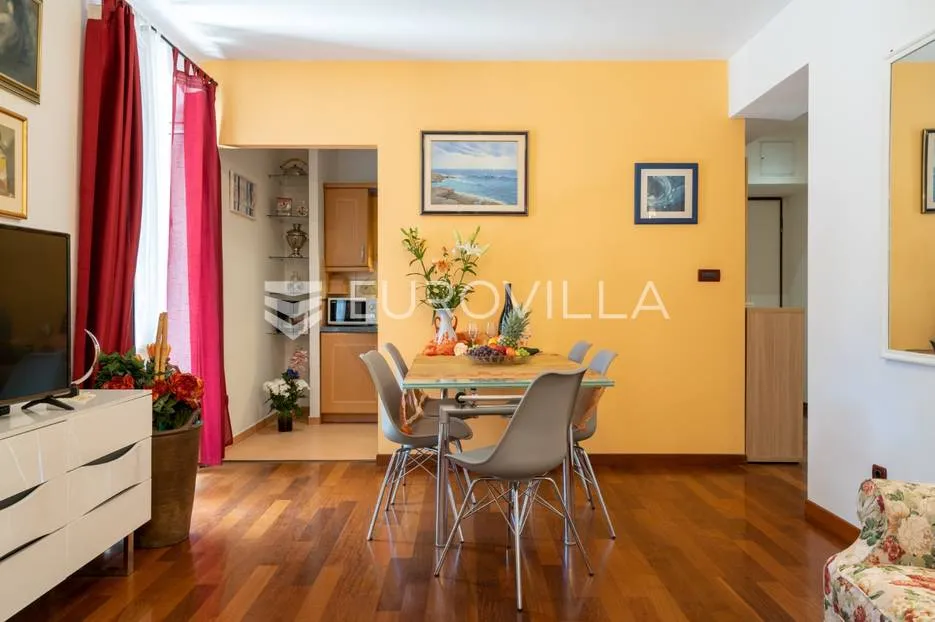 split, bačvice, dvosoban stan na odličnoj lokaciji - slika 10
