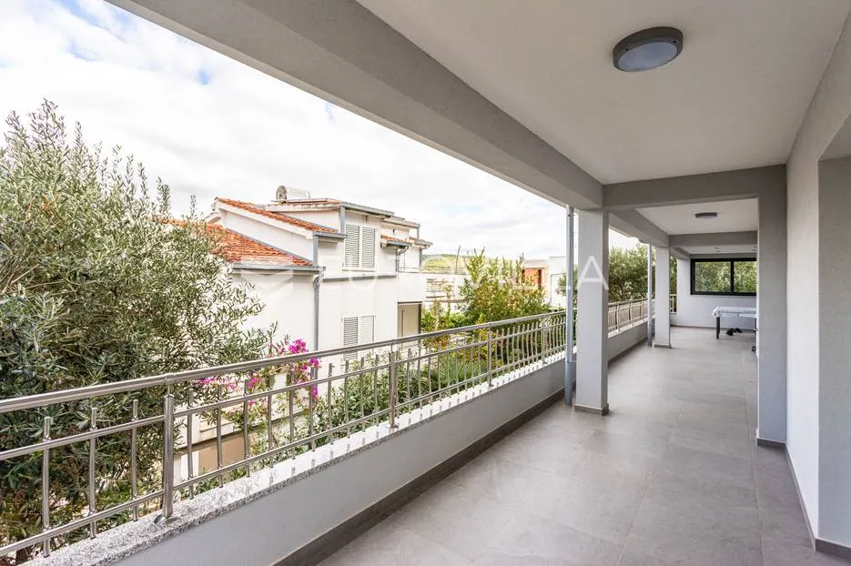 trogir, okrug gornji, prekrasna vila s pogledom na more - slika 30
