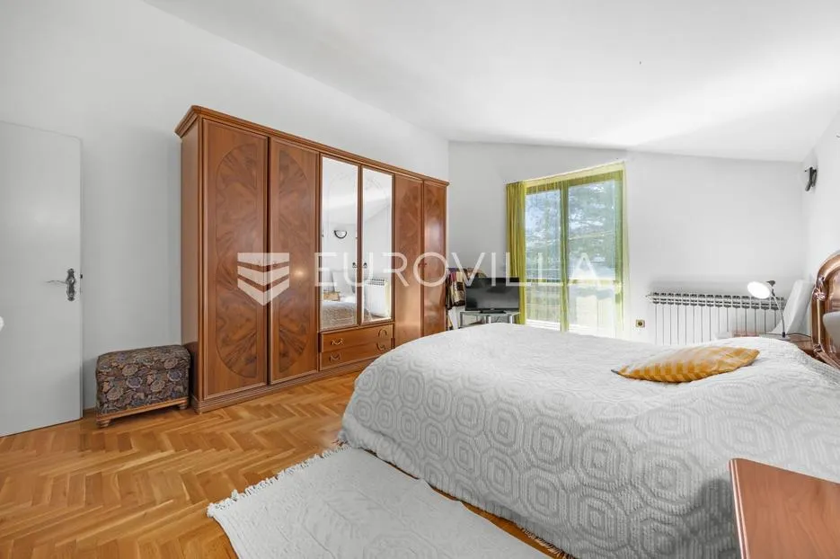 ližnjan, prostrana apartmanska kuća s tri stambene jedinice i vrtom - slika 13