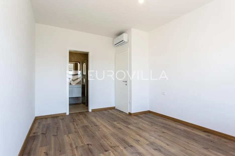 vodice, moderna dvojna kuća s bazenom, novogradnja 169,89 m² - slika 20