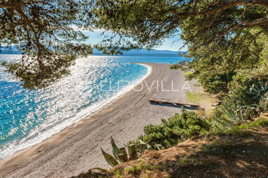 Brač, Bol, atraktivna poljoprivredna parcela površine 130.000 m², moguća gradnja