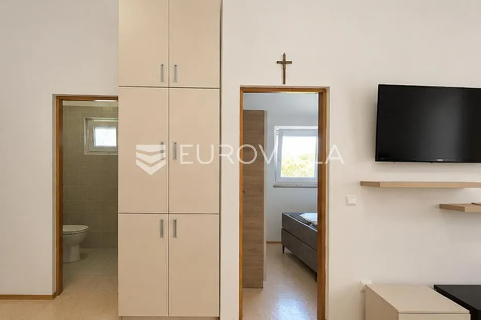 vir, kuća s dva apartmana, 6 spavaćih soba i velikim privatnim dvorištem - slika 27