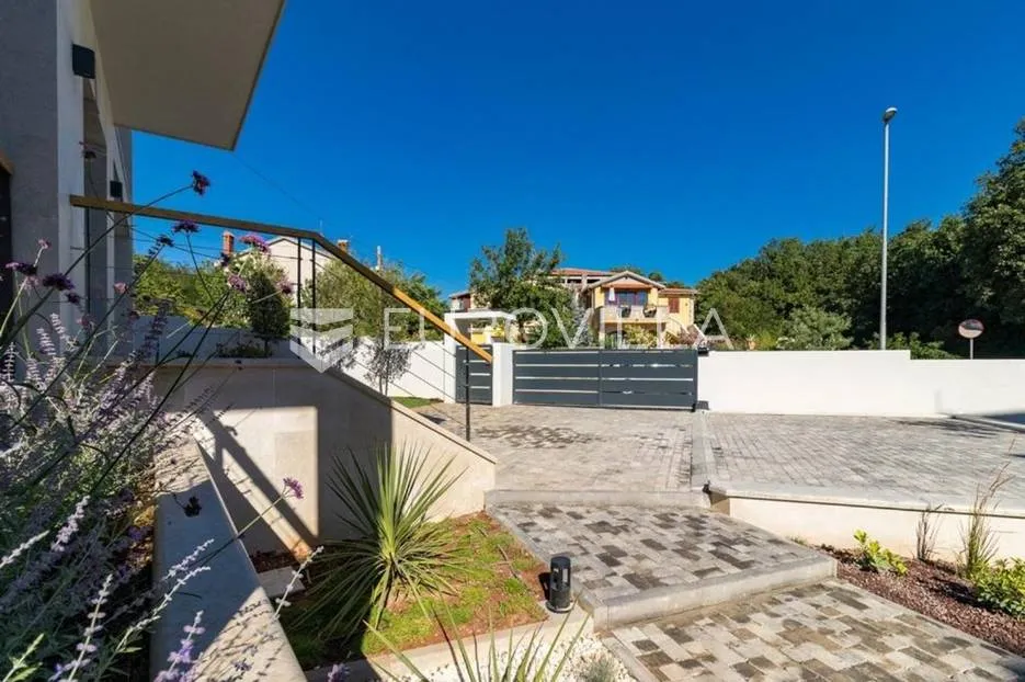 istra, ližnjan, vila 294 m2 s grijanim bazenom i uređenom okućnicom - slika 39