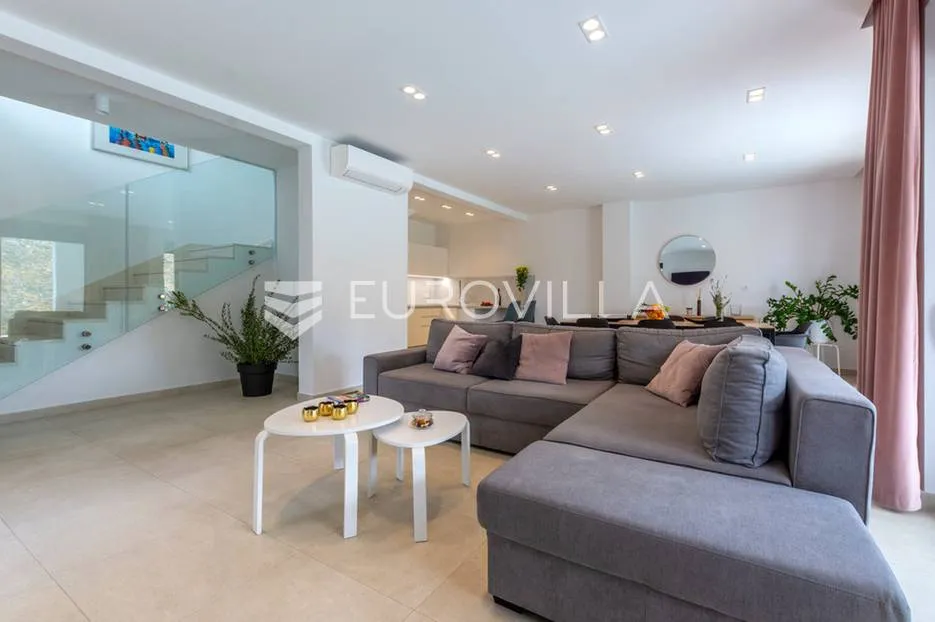 split, žrnovnica, moderna vila s bazenom i panoramskim pogledom smještena na zemljištu od 3740 m² - slika 7