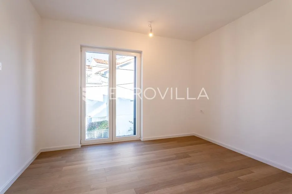 vodice, novogradnja, prostran stan u centru mjesta, 117,53 m² - slika 15