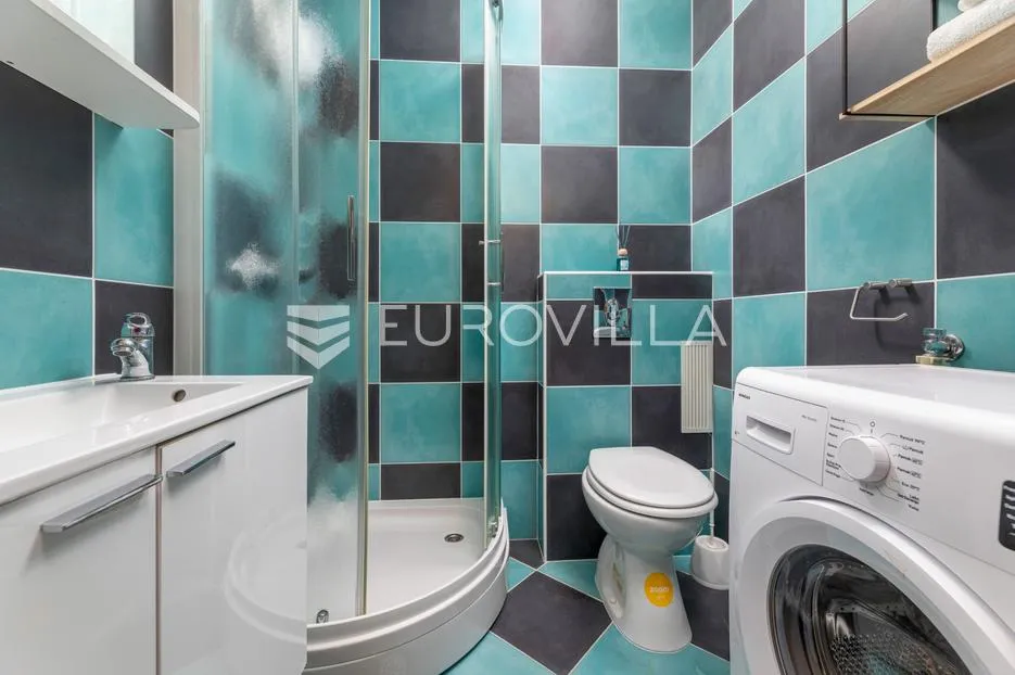 malinska, adaptirana kuća s tri stana 280,72 m², 800m od mora - slika 10