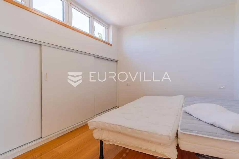 istra, poreč, unikatna dizajnerska vila s dodatnim apartmanom, wellnessom i grijanim bazenom - slika 50