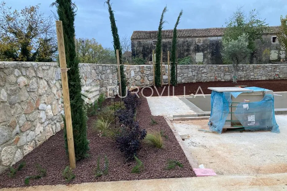 istra, okolica bala, kamena dizajnerska kuća 176 m² s bazenom - slika 37