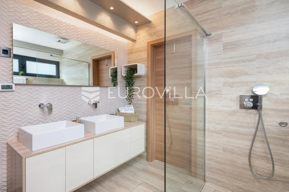 pag prekrasna villa sa pogledom na more 350 m² na 200 metara od mora - slika 25