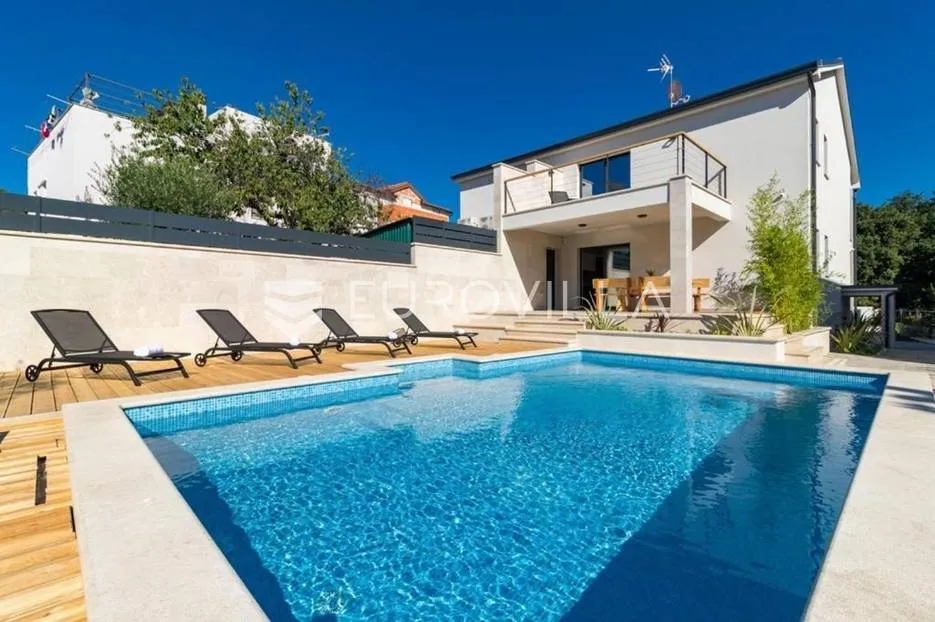 istra, ližnjan, vila 294 m2 s grijanim bazenom i uređenom okućnicom - slika 3