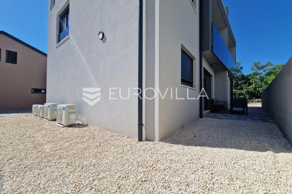 vir, moderan apartman s dvije spavaće sobe, terasom, vrtom i 2 parkirna mjesta, centar - slika 40