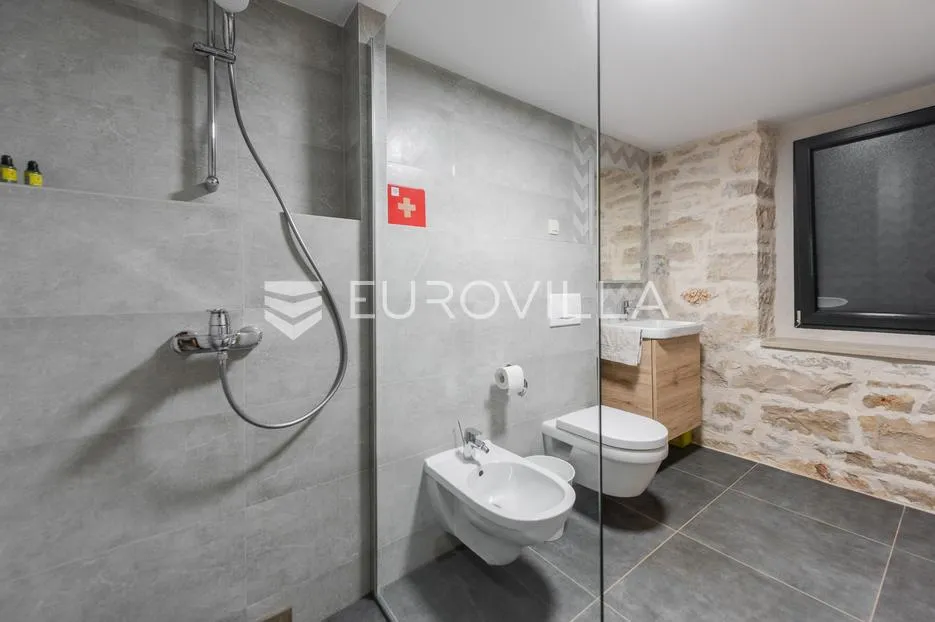 istra, umag, autentična istarska kamena kuća 260 m², okružena zelenilom, 1349 m² okućnice - slika 55