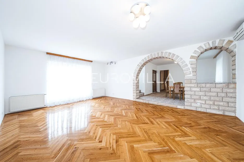 zagreb, gračani, prekrasan troetažan šeterosoban stan s vrtom 278,66 m² - slika 1