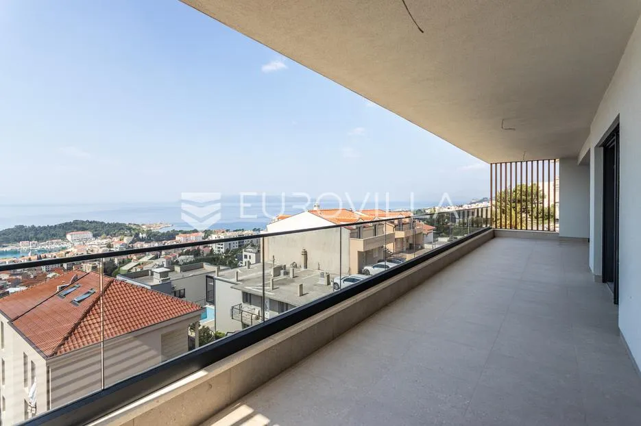 makarska, ekskluzivan trosoban stan s vanjskim bazenom i panoramskim pogledom na more - slika 2