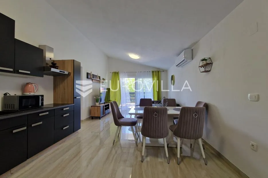 vir, elegantan trosoban apartman u centru vira, 600 m od plaže - slika 2
