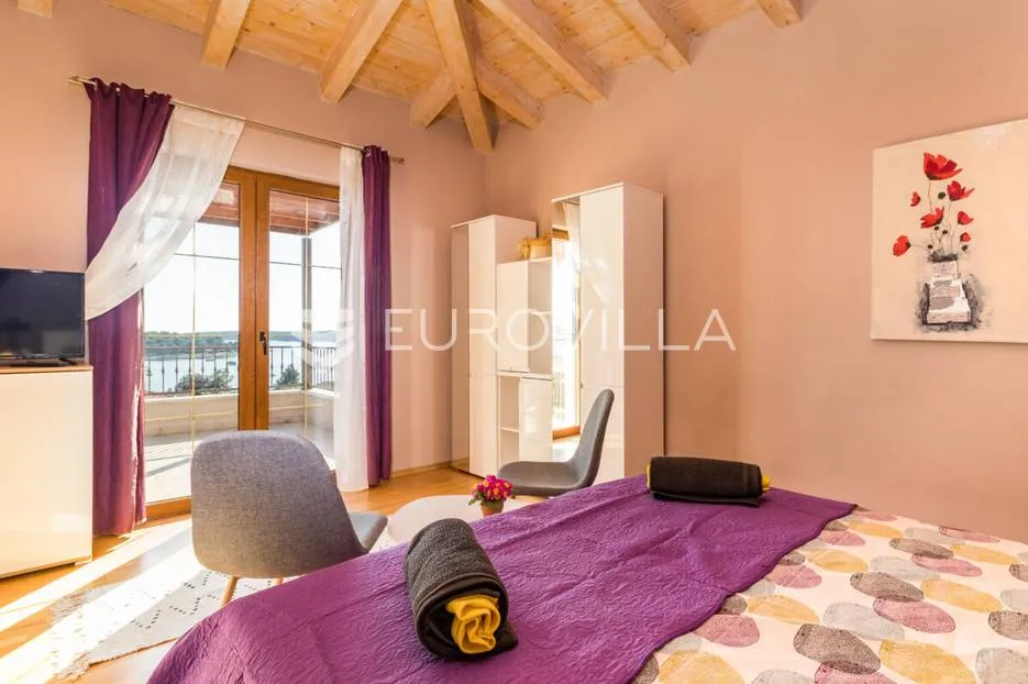 medulin, luksuzna vila s bazenom i velikom uređenom okućnicom 1050 m2, 300 m od plaže - slika 19