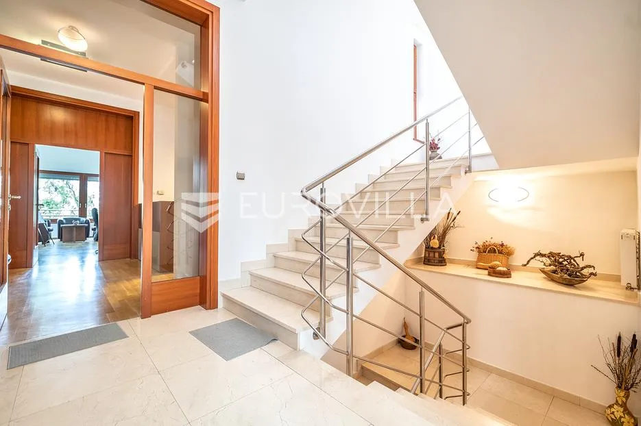 zagreb, granešinski novaki, obiteljska vila s bazenom, 1000 m2 - slika 18