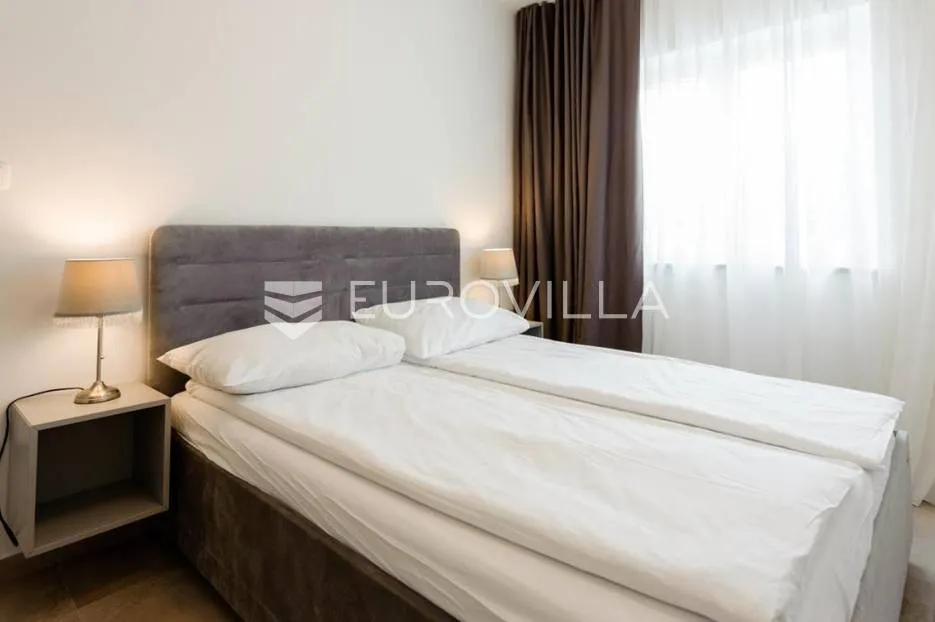 trogir, novouređena dvojna kuća, dostupna od 01.10.2026 do 01.06.2027 - slika 14