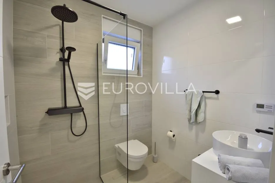 vodice, prekrasna vila s apartmanima - slika 11