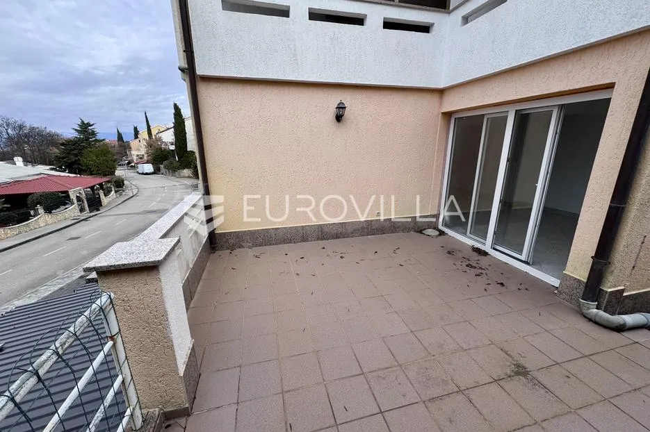 otok krk, njivice, četverosoban stan 79 m², terasa s pogledom na more - slika 14