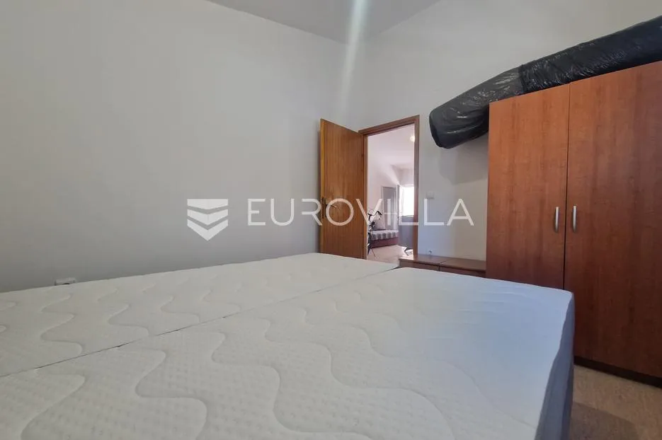 vir, kuća s dva apartmana, 6 spavaćih soba i velikim privatnim dvorištem - slika 13