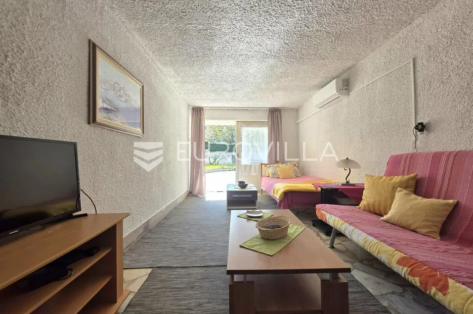 ližnjan, prostrana apartmanska kuća s tri stambene jedinice i vrtom - slika 29