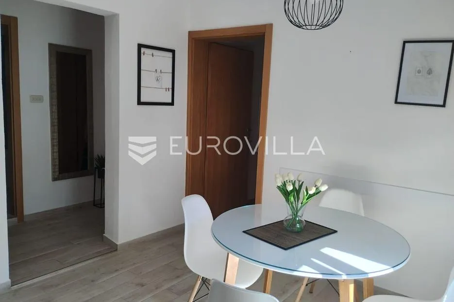 starigrad, tribanj, prostrana kuća s pogledom na more i šest apartmana - slika 27