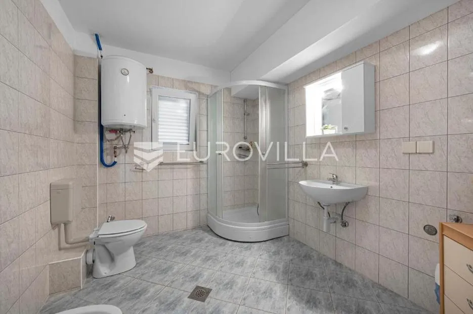 skradin, dubravice, kuća sa 7 apartmana i velikim bazenom, 760 m² - slika 40