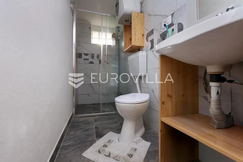 krk, malinska, šarmantna kuća u nizu od 100 m² s dodatnim studiom apartmanom - slika 4