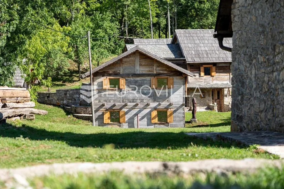 lika, plitvička jezera, ograđeno imanje 40.000 m² s 11 kuća, izuzetna rijetka investicija - slika 13