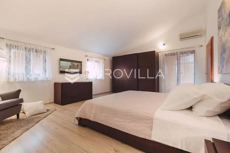 pula, veli vrh - prekrasna luksuzna i moderna kuća 347 m2 s bazenom 27 m2 - slika 30