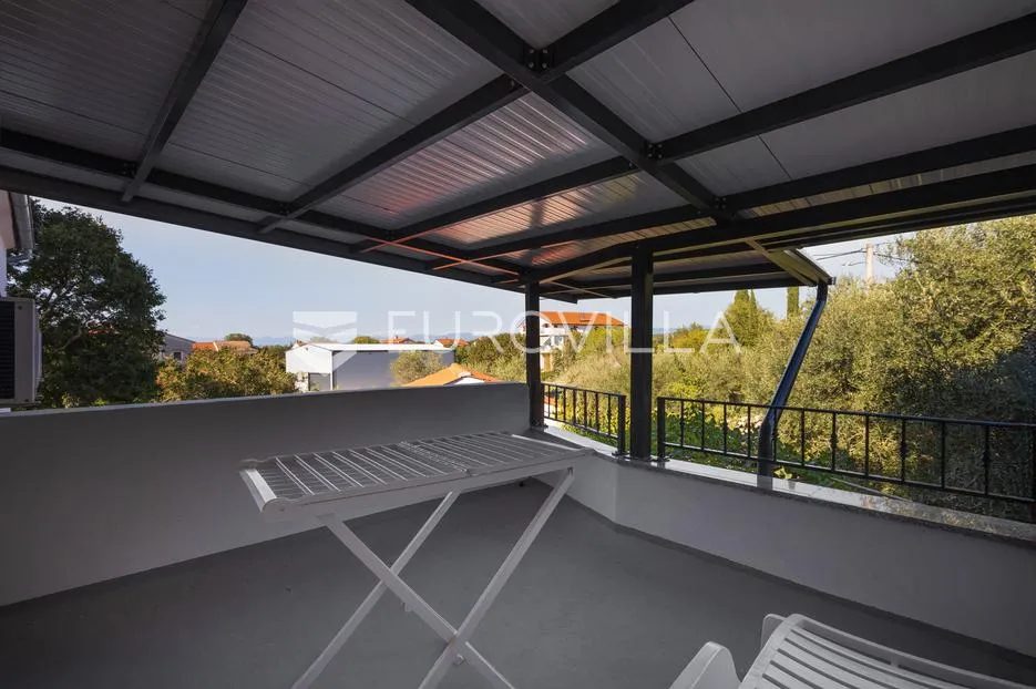 krk, malinska, šarmantna kuća u nizu od 100 m² s dodatnim studiom apartmanom - slika 11