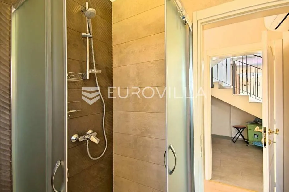 poreč, fuškulin, prekrasna vila okružena zelenilom - slika 23