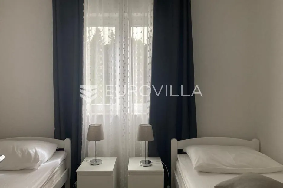 starigrad, tribanj, prostrana kuća s pogledom na more i šest apartmana - slika 31