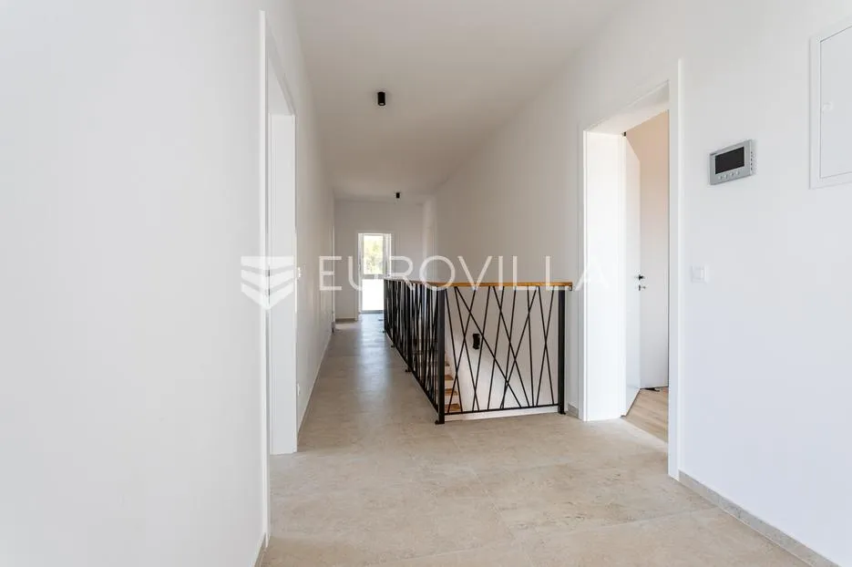 brodarica, moderna vila s bazenom, 283,62 m² - slika 30