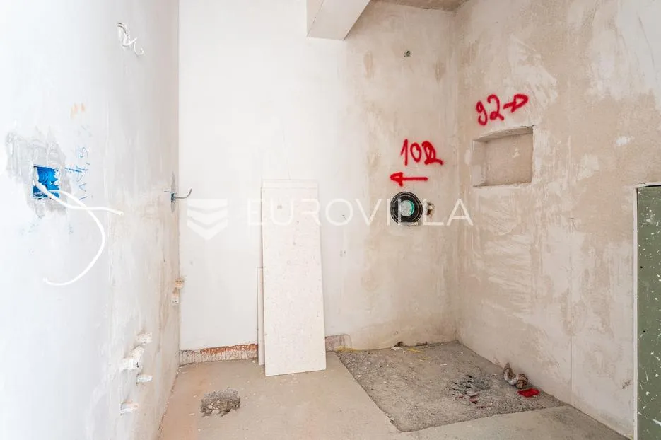 vodice, moderna novogradnja, stan s bazenom i privatnim vrtom, 300 m od mora, pr1 - slika 11