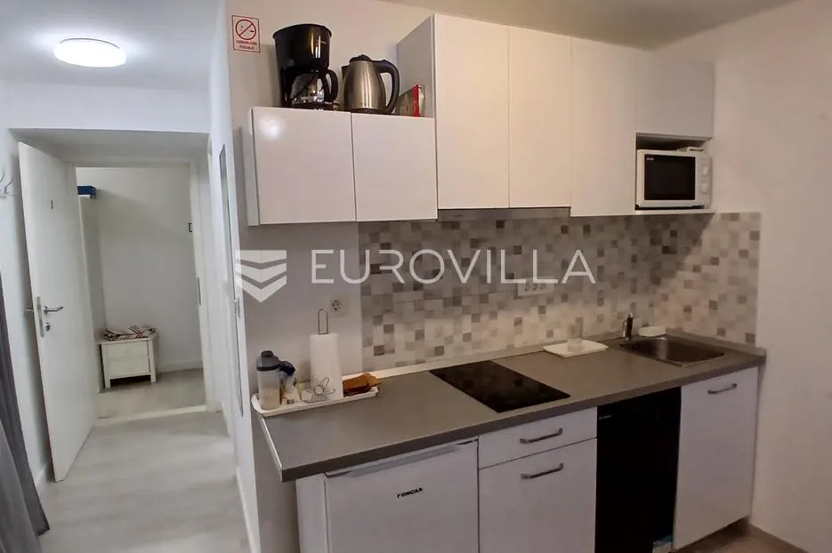 split, bol, dva namještena studio apartmana u centru grada - slika 13