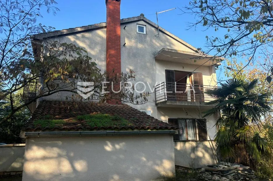 istra, poreč, kuća s dva stana, okućnicom i građevinskim terenom od 1687 m², prilika - slika 3