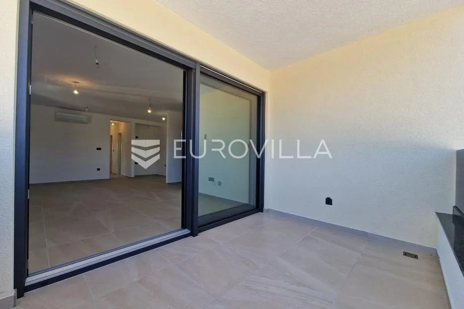 vir, novogradnja, trosobni apartman s vrtom - slika 20