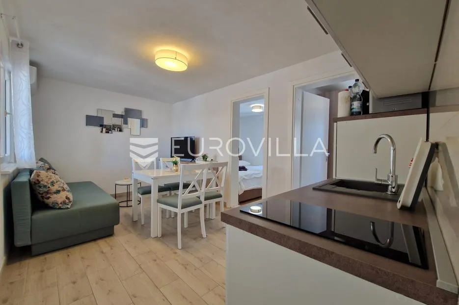 vir, simpatičan trosoban apartman svega 80 m od plaže s prostranom terasom - slika 11