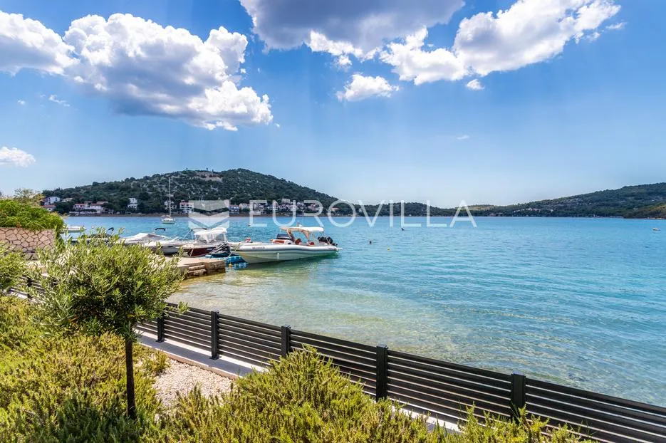 tisno, moderna vila s bazenom prvi red do mora - slika 20