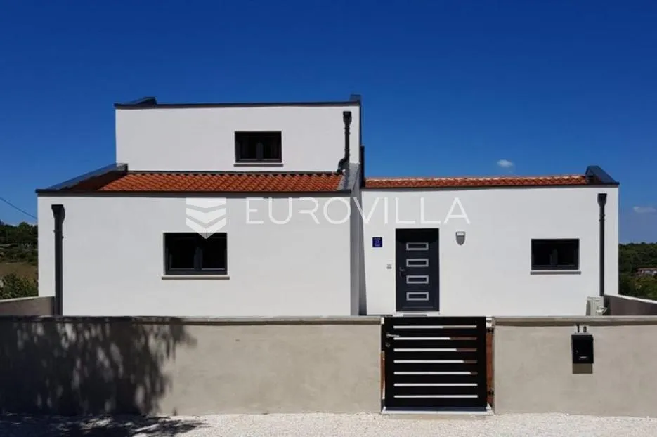 Istra, Pula, moderna samostojeća vila s pogledom u zelenilo, mirna oaza