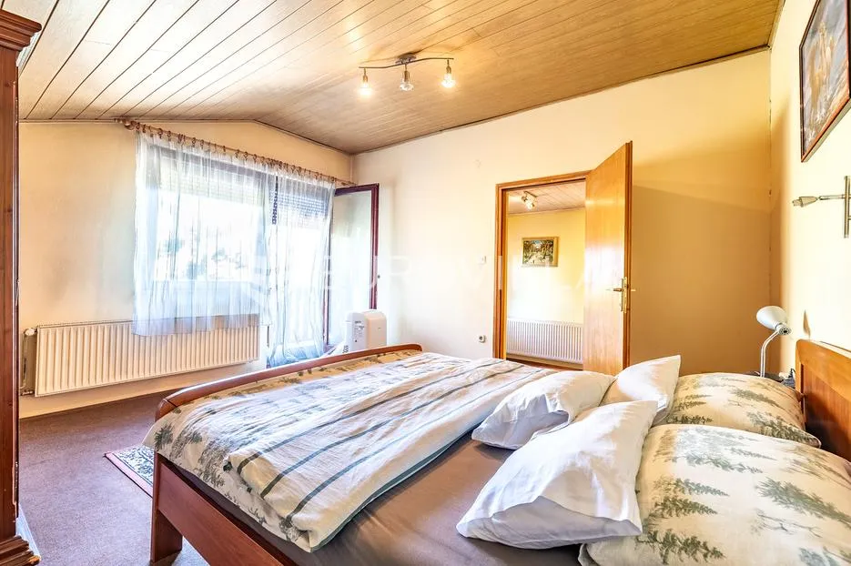 zagreb, blato, dvije kuće na parceli od 3.300 m², velika okućnica, gospodarska namjena - slika 12