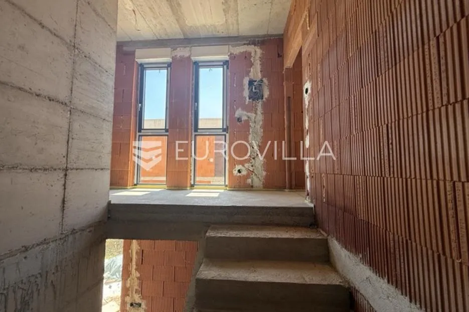 istra, ližnjan, elegantna dvojna novogradnja s vrtom 111 m² - slika 29